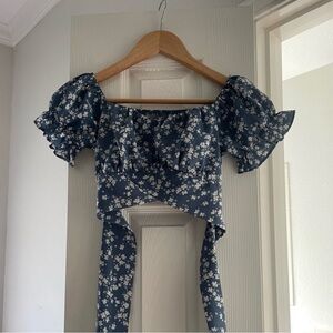 Cute floral crop top! 💐